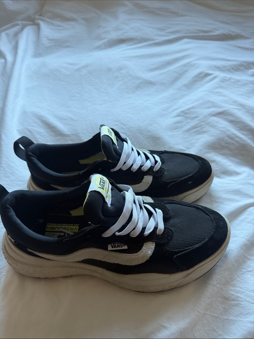 Vans womenโs Black and White Low-Top Skate SneakersULTRARANGE VR3 CUSH